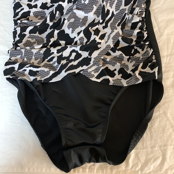 MagicSuit Lisa Black and White Graphic Print Swimsuit, 10 - Picture 5 of 9